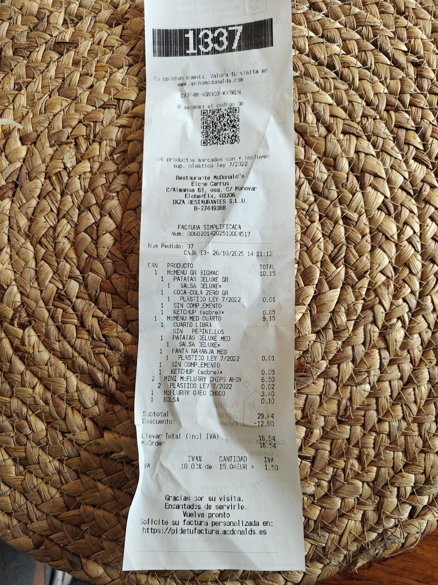 Cuidado con <a href="/mcdonalds_es/">McDonald's España</a> 
<a href="/McDonalds/">McDonald's</a> y sus promociones

Por 1'8€ más puedes hacer "grandes" ambos menús pero cuando llegas a recogerlo solo es uno de ellos.

⚠️ PUBLICIDAD ENGAÑOSA ⚠️