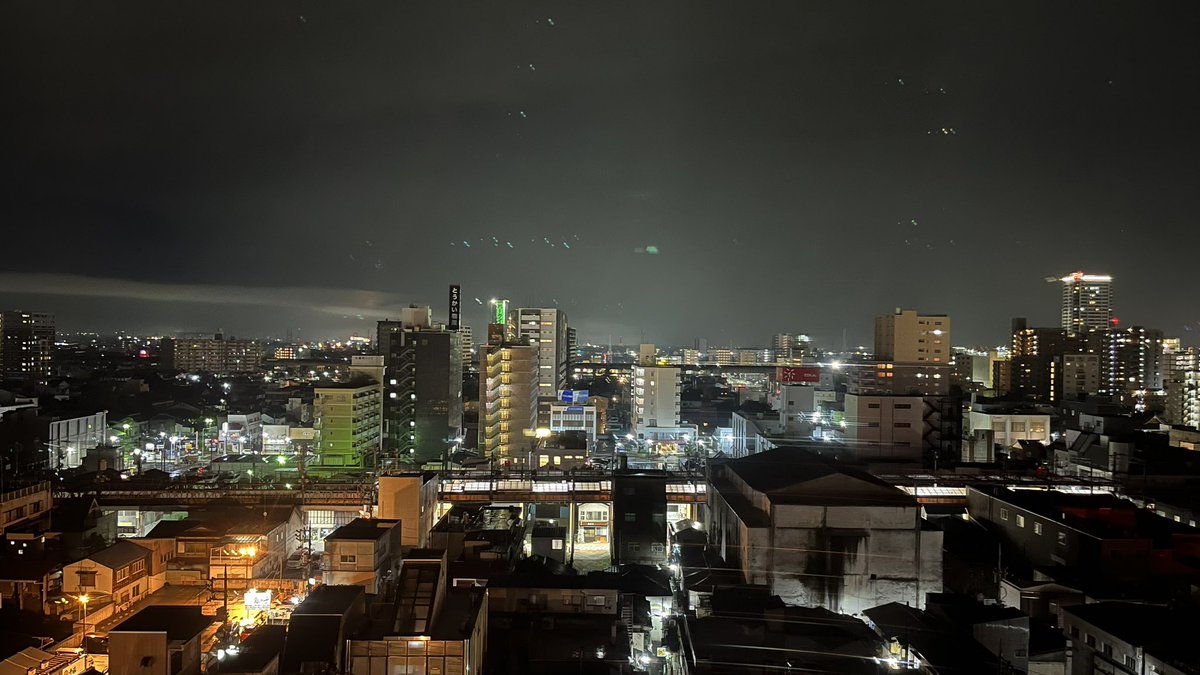 ホテルなんて何年ぶり(･_･? 現役を辞めてから泊まったことない。
そんなわけで高崎市が一望できる露天風呂。
サウナもあって最高すぎるヽ(*＾ω＾*)ﾉ
ビールの自販機が新札に対応していないというアホなところもありますがご愛嬌、明日はグンマー帝国大冒険だ\( ˆoˆ )/