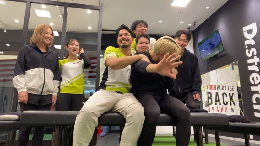 ManuChiyo1998's tweet photo. イオン福岡

やっと全員揃った✨
朝から気持ち良かった😊

みんないつもありがとう
#イオン福岡 
#人を大切にする
#いつもありがとう https://t.co/MV56J7ozvB