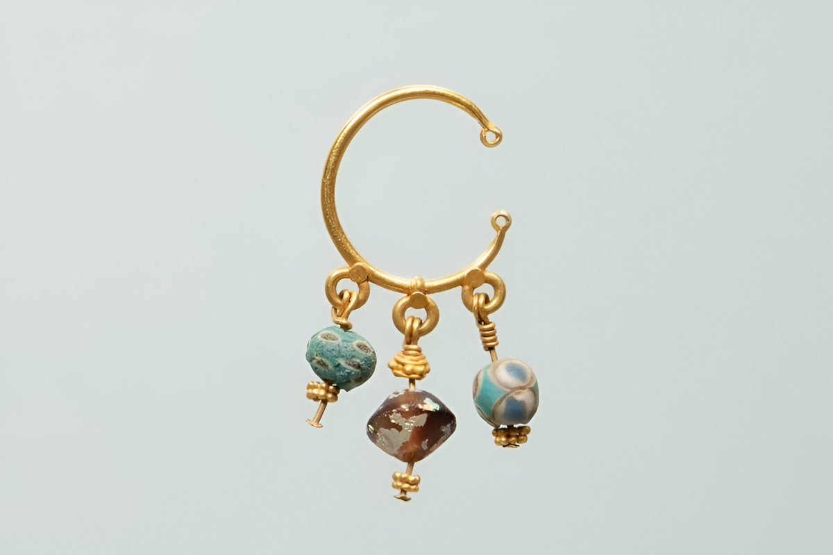 گوشواره از دوره اشکانی
ساخته شده از طلا و شیشه
موزه فرهنگ شرق اوکایاما، ژاپن