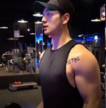 kochochisu's tweet photo. - Done gym, shower next? https://t.co/RsJSWgDIS0