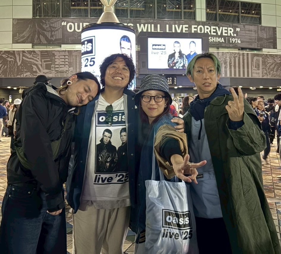 KBYS_WxAxS's tweet image. 今日の事一生わすれない！
友達とみるオアシスは本当に最高だった！ビール全こぼししてごめん！でも誰も怒ってなかった！！みんなオアシス大好きな仲間だったー！！又みんなで見よーね！