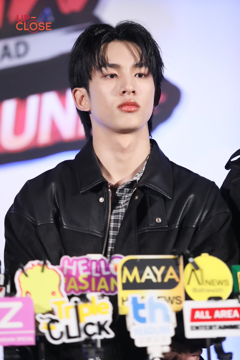 Theupclose's tweet image. "เซิร์ฟ พชร" ช่วงสัมภาษณ์ก่อนดูตอนแรกซีรีส์ "ไหนใครว่าพวกมันไม่ถูกกัน Head 2 Head" 
HEAD 2 HEAD SERIES EP1
#H2HseriesEP1 
#SurfJava
#swensurf