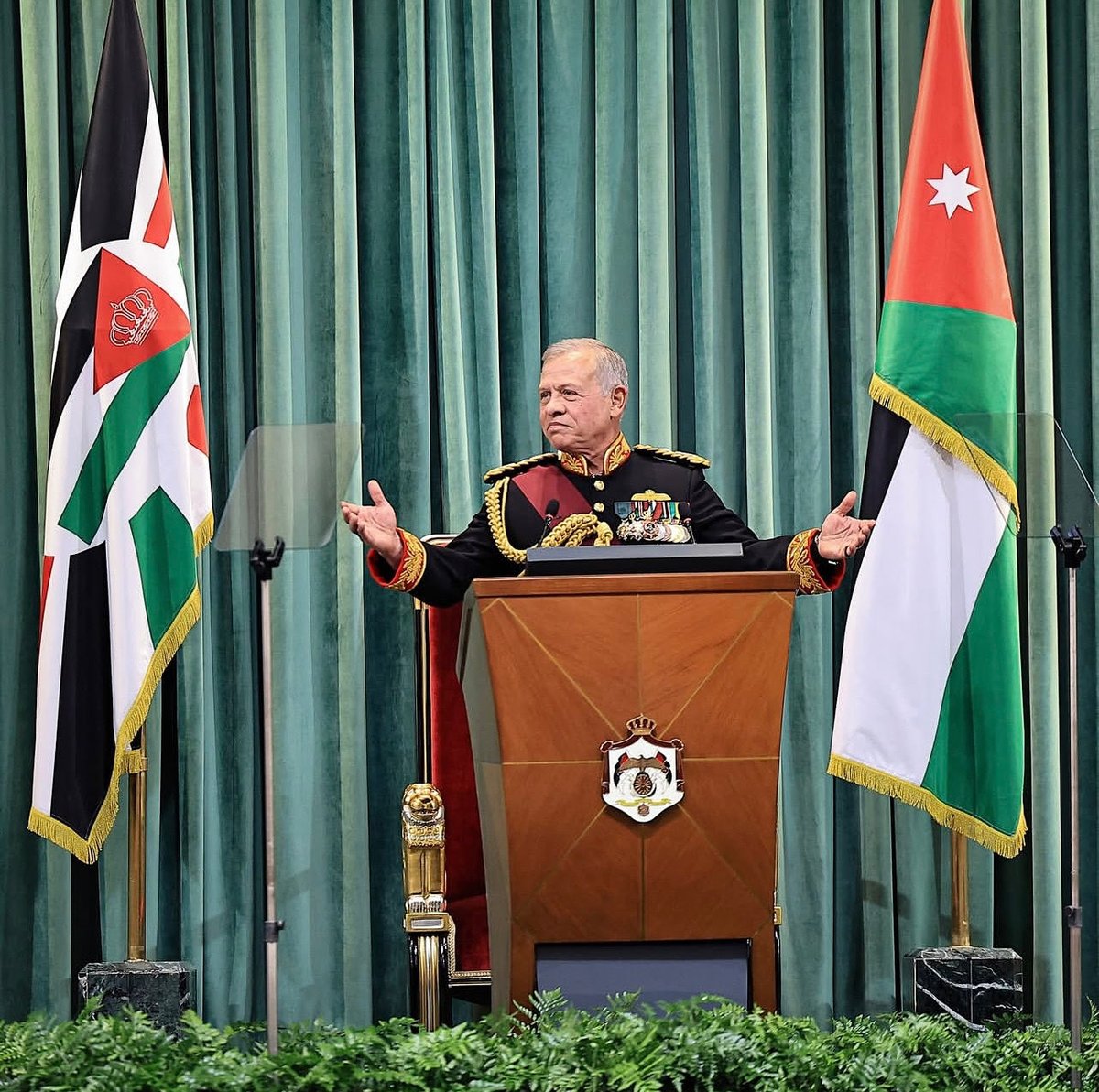 حين تستمع إلى خطاب جلالة الملك عبدالله الثاني، لا تستمع لخطاب سياسي، بل تنصت إلى نبض الوطن.
كلماته في افتتاح الدورة العادية لمجلس الأمة ليست مجرد رسالة رسمية، بل حديث صادق من قائد إلى شعبه؛ يشاركهم الهموم، يمنحهم الثقة، ويؤكد أن الأردن يمضي بثبات رغم كل التحديات. 🇯🇴❤️