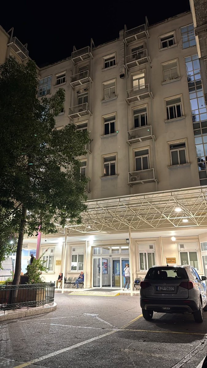 AretiAthanasiu's tweet photo. Στον επόμενο τόνο αναμένω τον υπουργό διάλυσης της Υγείας @AdonisGeorgiadi να κάνει σφοδρή επίθεση στον ψυχίατρο - ψυχοθεραπευτή Δημήτρη Παπαδημητριάδη που είχε την ατυχία να καταπιεί ένα κομμάτι γυαλί και να βρεθεί στην θέση του μάρτυρα - ασθενή καταγράφοντας την περιπέτειά του στα Επείγοντα νοσοκομείου και να τον κατηγορεί ότι είναι, γκρινιάρης, αχάριστος, μίζερος και συκοφαντεί εσκεμμένα το ΕΣΥ!
��ιαβάστε την Οδύσσεια του ανθρώπου:

«ΟΤΑΝ Ο ΓΙΑΤΡΟΣ ΓΙΝΕΤΑΙ ΑΣΘΕΝΗΣ: Μια μικρή οδύσσεια στα ελληνικά επείγοντα
Υπάρχουν στιγμές που η ιατρική επιστήμη παύει να είναι ρόλος και γίνεται προσωπική εμπειρία. Ένα απρόσμενο γεγονός την προηγουμένη της ονομαστικής εορτής μου, ένα μικρό ατύχημα - στην περίπτωσή μου, η κατάποση ενός μικρού κομματιού γυαλιού (απροσεξία μπαρίστα σε bruncheriy στο κέντρο της αθήνας) - με οδήγησε αμέσως στο Τμήμα Επειγόντων του νοσοκομείου “Αλεξάνδρα” που εφημέρευε. 
Και εκεί, για πρώτη φορά, ένιωσα τι σημαίνει πραγματικά να είσαι ασθενής στο Εθνικό Σύστημα Υγείας.

Περίμενα δύ�� ώρες για να με δει ένας ιατρός μετά τη διαλογή. Όχι γαστρεντερολόγος, παρότι πήγα σε νοσοκομείο με εφημερεύον γαστρεντερολογικό τμήμα επί τούτου, αλλά μια παθολόγος εφημερίας - και αυτή κατόπιν παραίνεσης εφημερεύουσας καρδιολόγου που με αναγνώρισε. Χωρίς να ρωτήσει πολλά, μου έγραψε ακτινογραφίες θώρακος και κοιλίας - πρόσθιες και πλάγιες - και αιματολογικές και βιοχημικές εξετάσεις, σαν να επρόκειτο για τυπική προληπτική διαδικασία.

Ήξερα, ως γιατρός, ότι αυτά δεν θα είχαν καμία διαγνωστική αξία για ένα μικρό διαφανές γυαλάκι (ή και δύο), που πιθανότατα δεν θα απεικονιζόταν στις απλές ακτινογραφίες (σύμφωνα με τη διεθνή βιβλιογραφία), αλλά ούτε θα προδίδονταν από εξετάσεις αίματος και μάλιστα τόσο σύντομα από την κατάποσή του… Και έτσι, πέρασαν άλλες τρεις ώρες.

Στο μεταξύ, ο νοσηλευτής που μου πήρε αίμα με τρύπησε τρεις φορές με την ίδια βελόνα, χωρίς να καθαρίσει το σημείο στο χέρι μου έστω με οινόπνευμα, παρά τη σχετική μου επισήμανση. Ήταν προφανώς εξουθενωμένος, αλλιώς δεν εξηγούνταν η απότομη συμπεριφορά του. Αλλά εγώ ήμουν ο ασθενής. Κι εκείνη τη στιγμή, όσο κι αν το κατανοούσα, πονούσα όχι από τη βελόνα, αλλά από την αίσθηση αδιαφορίας.

Πέρασαν πεντέμισι ώρες συνολικά μέχρι να μάθω ότι ο γαστρεντερολόγος δεν μπορούσε να με δει, επειδή - όπως μου ειπώθηκε - δεν είχαν βγει ακόμα οι βιοχημικές εξετάσεις. Ένα επιχείρημα παράλογο, αφού αυτές δεν έχουν καμία σχέση με την οξεία αντιμετώπιση ενός πιθανού αιχμηρού ξένου σώματος.

Εδώ πρέπει να σημειώσω ότι η φυσική πορεία ενός τόσο μικρού αντικειμένου στο γαστρεντερικό είναι από τον οισοφάγο στο στομάχι τις πρώτες έξι ώρες και κατόπιν στο δωδεκαδάκτυλο κι ύστερα στο λεπτό έντερο και άντε γεια… δεν αφαιρείται πλέον με μια απλή γαστροσκόπηση, όπως θα μπορούσε να είχε γίνει στην αρχή.

Όλο αυτό το διάστημα, κανείς δεν μου είπε αν έπρεπε να φάω, να πιώ, να μείνω νηστικός, ή τι να προσέξω (η απάντηση εδώ είναι ότι επιτρέπεται μόνο το σάλιο!). Κανείς προφανώς δεν θεώρησε ότι το να περιμένεις πέντε ώρες, με το ενδεχόμενο ενός γυαλιού στο στομάχι σου, είναι ιατρικό επείγον.

Κι έτσι, έμεινα να περιμένω στον προθάλαμο με δεκάδες ανθρώπους, άλλους φοβισμένους, άλλους θυμωμένους, όλοι αβοήθητοι μέσα στην ίδια αργή μηχανή που αντιμετωπίζει τους ασθενείς με κυνισμό και αγένεια επειδή ...υπάρχει πολλή δουλειά.

Με το γυαλάκι μου να βρίσκεται πλέον παρακάτω στο γαστρεντερικό σύστημα, σύμφωνα με ��ους τυπικούς χρόνους διάβασης, έφυγα χωρίς να μάθω ποτέ τα αποτελέσματα των περιττών βιοχημικών εξετάσεων και αφού είχα δει μόνος μου τις ακτινογραφίες μου (τσάμπα ακτινοβολία) μαζί με τον τεχνικό του ακτινολογικού.

Και τότε, συνειδητοποίησα αυτό που πιθανότατα όλοι οι ασθενείς γνωρίζουν, αλλά που οι γιατροί πιθανώς επιλέγουμε να ξεχνάμε όσο φοράμε την πο��ιά μας, ότι στην Ελλάδα δεν έχουμε πραγματικά Τμήματα Επειγόντων Περιστατικών. Έχουμε χώρους προσδοκίας, όπου η ζωή του κάθε ανθρώπου εξαρτάται από το ποιος θα του τύχει εκείνη τη βάρδια, ποιος θα ενδιαφερθεί, ποιος θα αντέξει, ποιος θα προλάβει. Όχι από το σύστημα, αλλά από το φιλότιμο του προσωπικού, όταν κι αυτό έχει το περιθώριο να εκδηλωθεί.

Η υποστελέχωση, η έλλειψη πρωτοκόλλων, η απουσία εκπαίδευσης στη συμπεριφορά, η σύγχυση ρόλων και η ανοργανωσιά δεν είναι απλώς διοικητικά ζητήματα ενός κράτους “που κάνει ό,τι μπορεί”,  είναι κλινικός κίνδυνος. Και όταν ως γιατρός, που γνωρίζω τι πρέπει να γίνει, βιώνω αυτή την απραξία, μπορώ μόνο να φανταστώ με τρόμο τι περνούν οι υπόλοιποι ασθενείς.

Έχω μείνει να παρατηρώ τον εαυτό μου για ανησυχητικά συμπτώματα στις επόμενες ημέρες. Και την ίδια στιγμή να σκέφτομαι ότι η ανεπάρκεια του συστήματος δεν μετριέται με ποσοστά, αλλά μ�� την αίσθηση εγκατάλειψης που νιώθει κάθε άνθρωπος όταν ζητάει βοήθεια και δεν τη βρίσκει.

Στην Ελλάδα 2.0 του 2025, η ιατρική δεν αποτυγχάνει λόγω έλλειψης γνώσης, αλλά επειδή δεν εφαρμόζεται - γιατί δεν υπάρχει οργανωμένη φροντίδα επειγόντων, μόνο κάποιες ατομικές ηρωικές προσπάθειες, που και πότε, μέσα στο χάος (όχι στη δική μου περίπτωση).

Αν κάποιος σπεύσει να απαντήσει σε αυτή την ανάρτηση, αρμόδιος ή εκπρόσωπος, ας λάβει υπόψη ότι ο σκοπός μου δεν είναι να προσβάλλω ή να επιτεθώ στο δίχως άλλο κουρασμένο υγειονομικό προσωπικό του ΕΣΥ ως “άλλος ένας ιδιότροπος ασθενής”, αλλά να καταδείξω μια πραγματικότητα - ως χρήστης των υπηρεσιών, ως αυτόπτης μάρτυρας και κυρίως ως γιατρός - με την ελπίδα ότι θα πάψει ο στρουθοκαμηλισμός μας.
Δεν χρειάζονται άλλες δικαιολογίες, μόνο αυτοκριτική για την κατάντια της δημόσιας φροντίδας υγείας.»