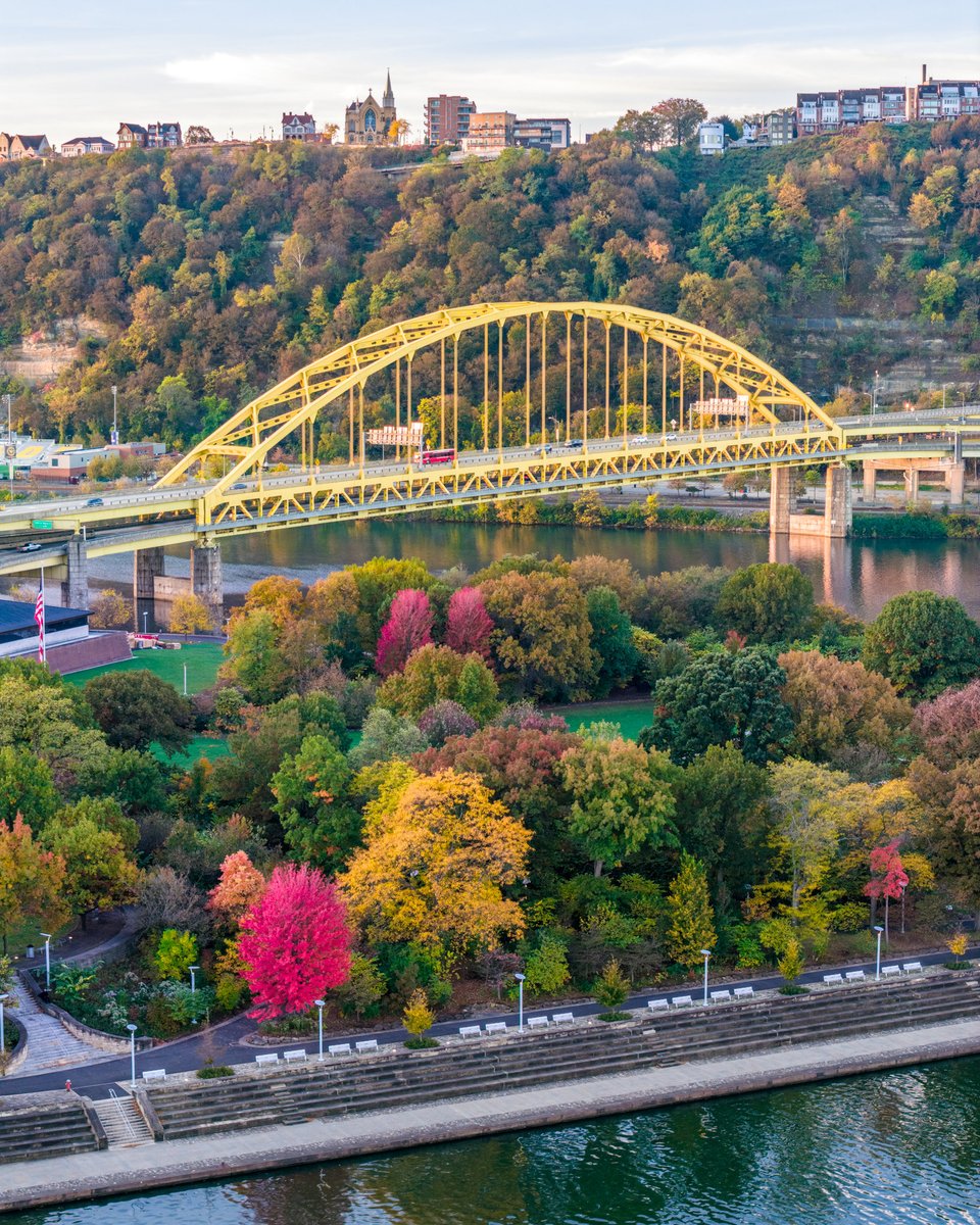 dmcgrew's tweet photo. Starting to see some vibrant fall color here in Pittsburgh! I was thinking the color wouldn't be all that great this year but Point State Park is off to a good start! #pittsburgh https://t.co/u8ukUAKXM6