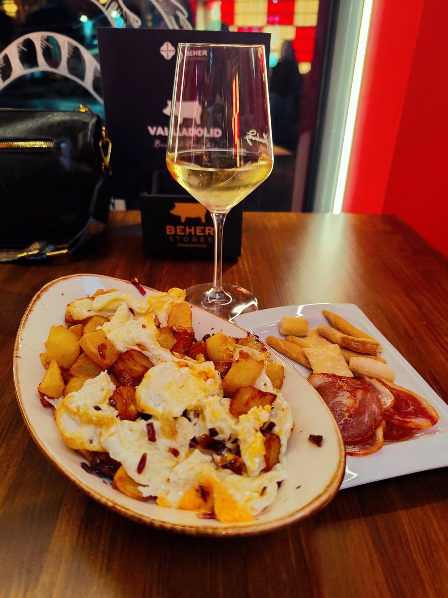 MiguelBayn1's tweet photo. Ayer tuve el placer de disfrutar de éste nuevo espacio gastronómico en #Valladolid. Beher ha inaugurado su nueva tienda-restaurante en la plaza de la Libertad. Ambiente agradable, buen trato, los mejores ibéricos y mucho más.
#25octubre #ibericos #hosteleria https://t.co/YUNuyMxUpU