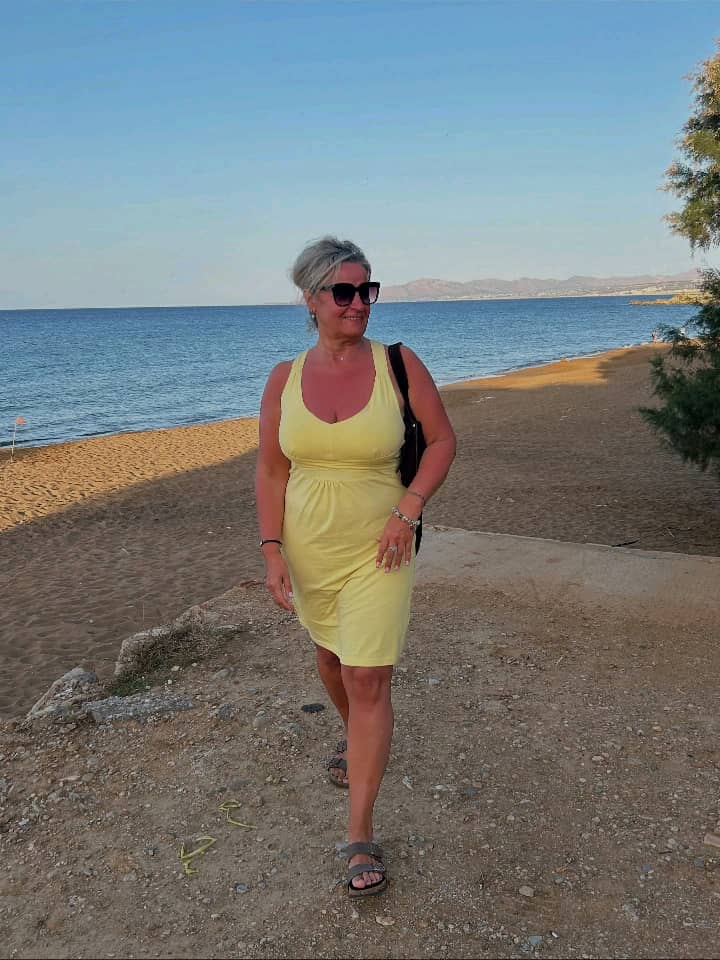 EmilyFlore24228's tweet photo. I'm sitting on the balcony, it's raining and I remember how beautiful it was... 🇬🇷😜 https://t.co/BEkwMNuzm3
