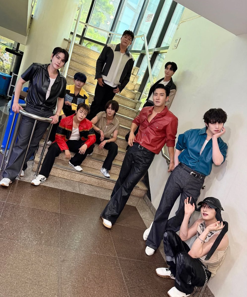 hee_uyu's tweet photo. 伝説置いときます
デビュー20年目カムバ12集が発売後、最初の一週間販売量30万9959枚突破、スジュの自己最高数値を達成
ミューバン事前投票、202万9830票獲得、2位と108万7542票差をつけて1位獲得
ミューバン事前投票のチャート歴代アーティスト全体の最多得票数を更新

#SUPERJUNIOR  #2025MAMAVOTE https://t.co/HM3wCmHFMd