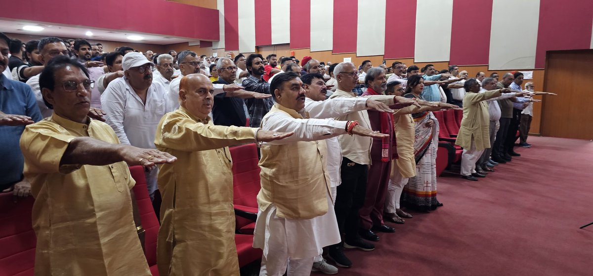 ArunSinghbjp's tweet photo. हर घर स्वदेशी, घर-घर स्वदेशी

रोहतक, हरियाणा में आयोजित आत्मनिर्भर संकल्प अभियान सम्मेलन में व्यापारियों और उद्यमियों ने एकजुट होकर स्वदेशी वस्तुओं को अपनाने और बढ़ावा देने का संकल्प लिया।
केंद्र और हरियाणा की डबल इंजन सरकार स्थानीय उद्योगों को प्रोत्साहन देकर आत्मनिर्भर भारत के संकल्प को नई ऊंचाइयों पर ले जा रही है।
रक्षा, विज्ञान, तकनीक और निर्माण के क्षेत्र में स्वदेशी की बढ़ती भागीदारी भारत की प्रगति और आत्मविश्वास का प्रतीक है।
#GharGharSwadeshi #AtmanirbharBharat #VocalForLocal