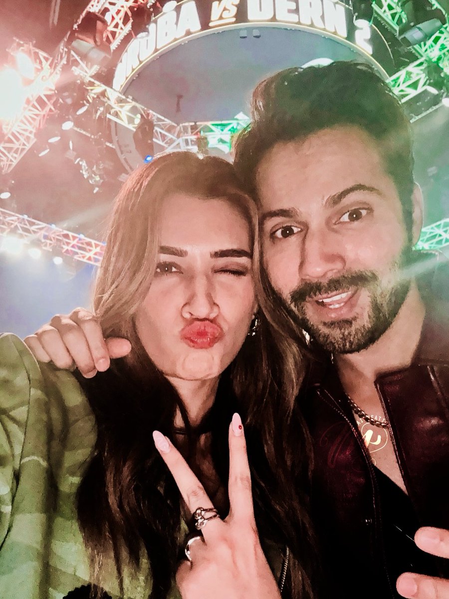 MaimoonFA's tweet photo. besties are back &amp; how 🥹
anyways inn dono ko kisine bhi hate kiya toh 👊🏼
#VarunDhawan #KritiSanon #VaRiti https://t.co/vhrWJoIY1H