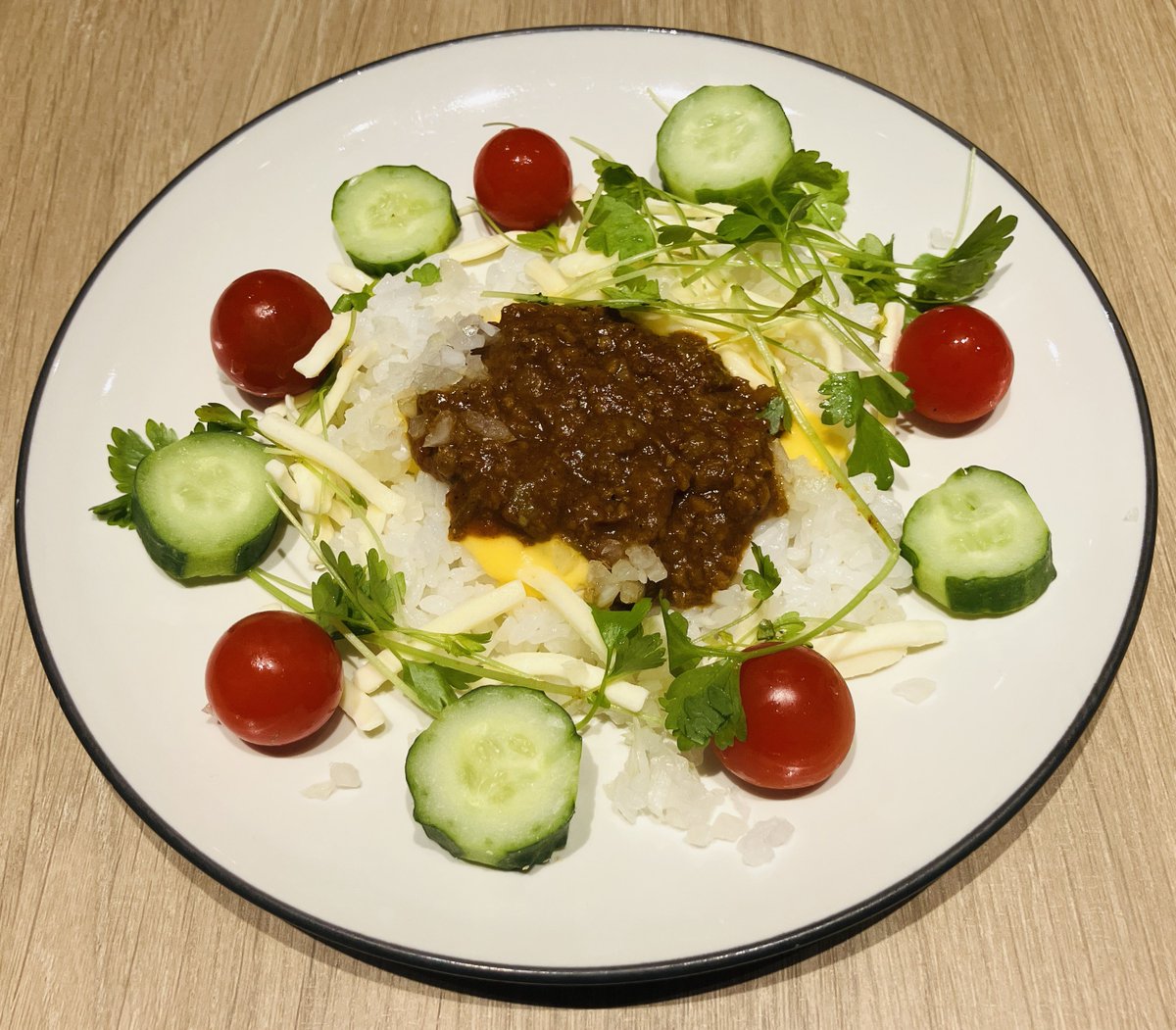 1989kaoru's tweet photo. シズラーでタコライス。
好きなように食べられるからバイキング最高。
ご飯の上にナチョチーズとタコミートをかけて、刻み玉ねぎ、サラダセロリ、チーズを乗せて、キュウリとトマトを自席で飾りつけ。
美味しかったけど、ちょっと辛い……。 https://t.co/zWfWHKjmOz