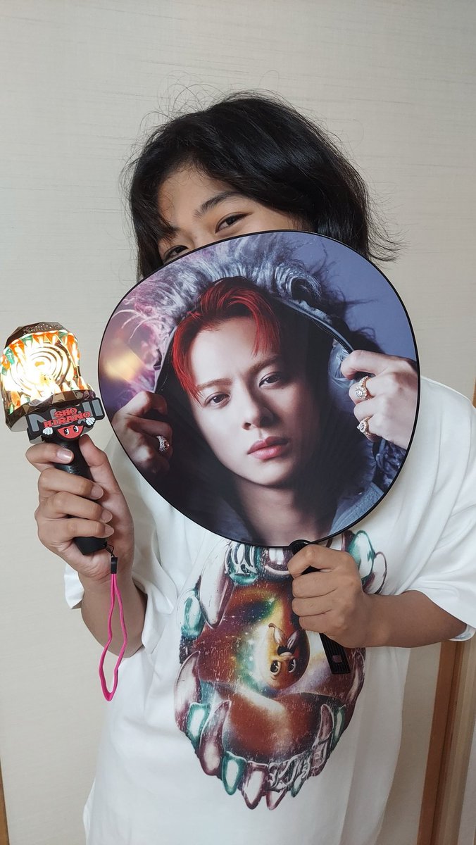 昨日グッズ届いたけど
娘を待って今日開封🎁
Tシャツ大きめでダボッとで可愛いけど、去年よりTシャツらしい薄さ。
ペンラはほんと可愛いし、
うちわはほんとヤバい🫠🫠
うちのペンラは割と軽く
開けられましたー^^

 #Number_i