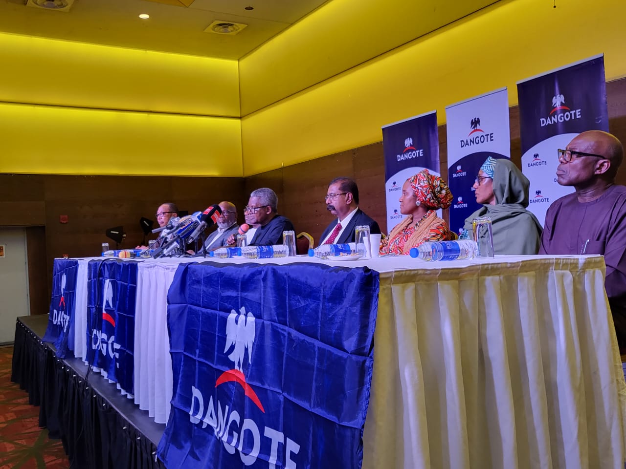  مؤتمر صحافي عُقد في لاغوس (إكس)