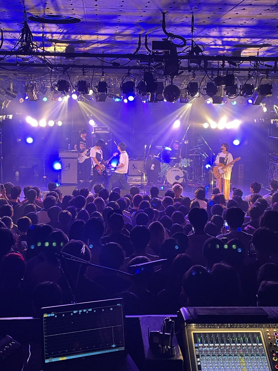 kurayamisaka tte, doko? #6
「くらやみざかより愛を込めてツアー」
梅田CLUB QUATTROでザカのワンマンライブ。チケ番よくなかったけどPAそばのテーブルのところで観れた。いい音で全体見渡せる場所。いい曲ばかりの1時間半。