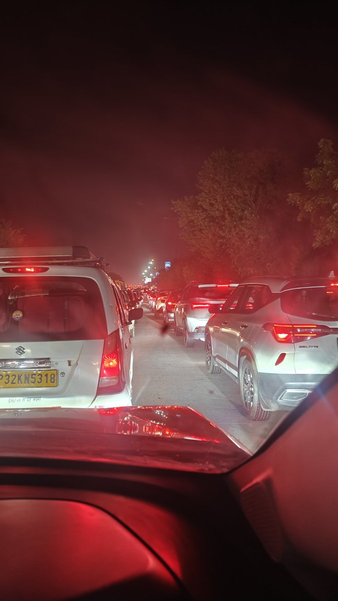 TheHinduRS's tweet photo. @NHAI_Official @nitin_gadkari 

Huge traffic at Jewar toll plaza at Yamuna express way https://t.co/8BDifhiLEM