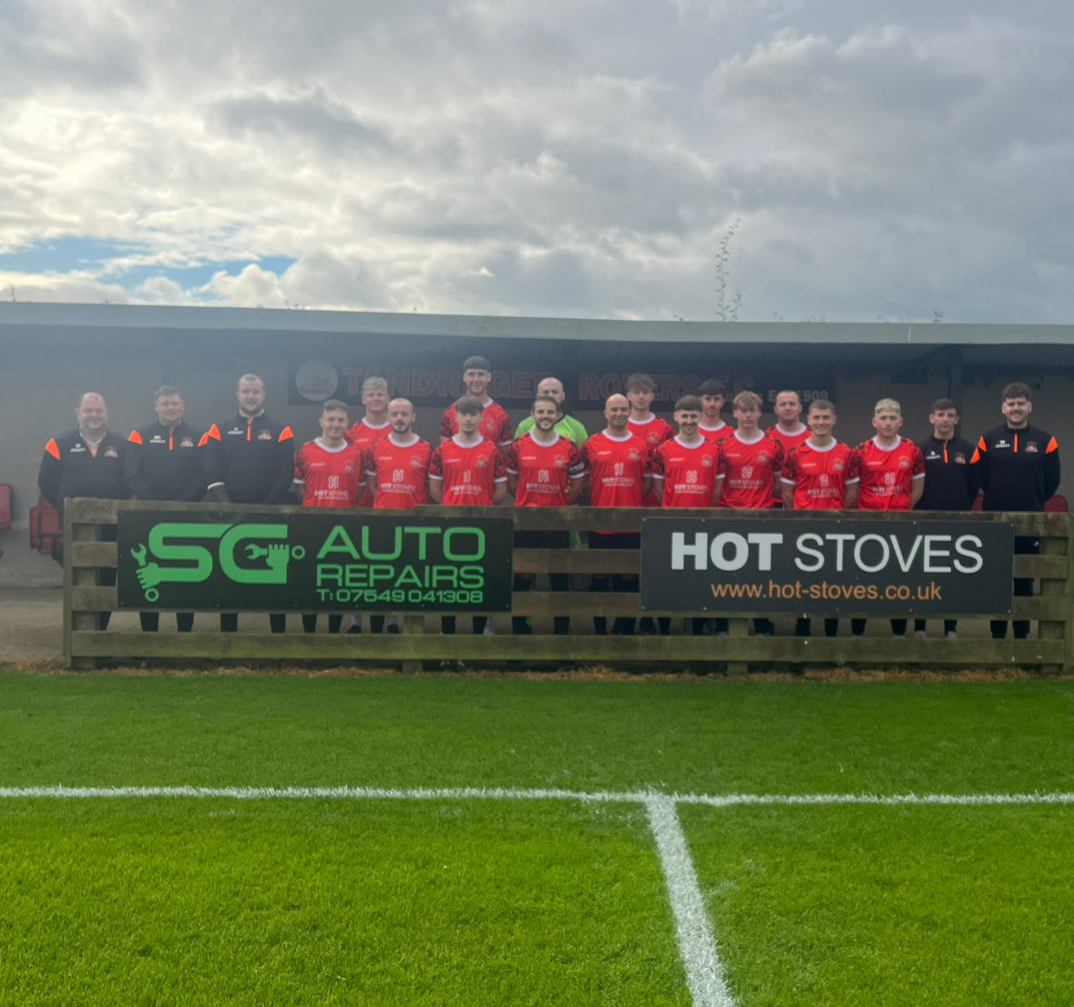 𝐑𝐞𝐬𝐞𝐫𝐯𝐞 𝐭𝐞𝐚𝐦 𝐬𝐩𝐨𝐧𝐬𝐨𝐫𝐬𝐡𝐢𝐩 🤝🟠⚫️

Before yesterdays game vs Crewe the reserves were presented with their new home skip kindly sponsored by Rodney Strain of Hot Stoves Tandragee

We thank Rodney for his continued support to the club.