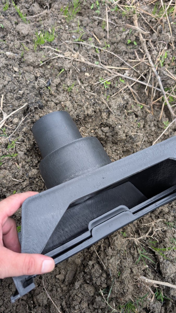 森に流れてる小川に小さい橋を渡そうか迷っていましたが、きっとイノシシに吹っ飛ばされるので堰を設けて放水口を作ることにします。#仮称とげなしの森