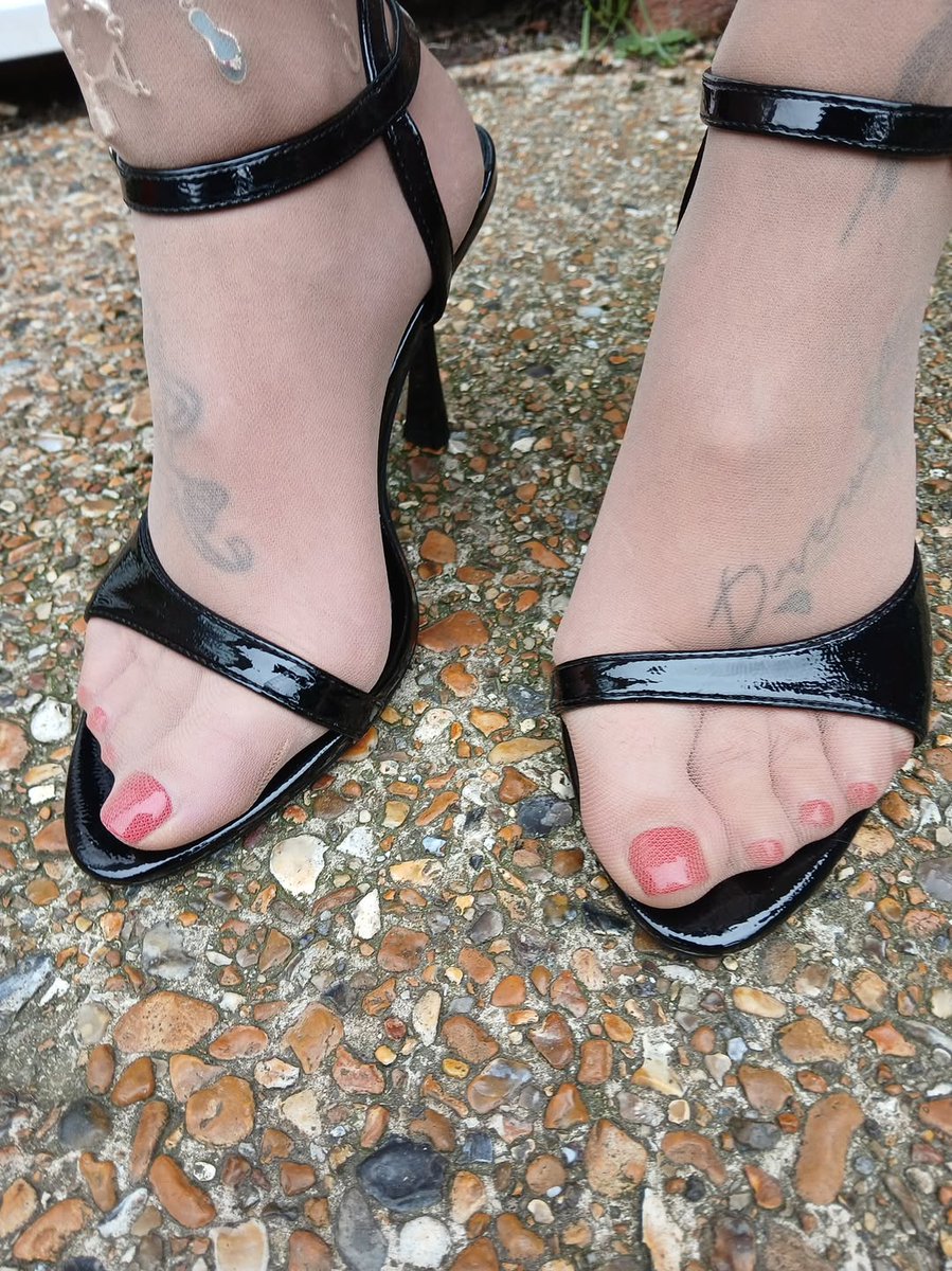 Off for Sunday lunch thought I would leave the boots at home as its dry and get them toes out! 😉