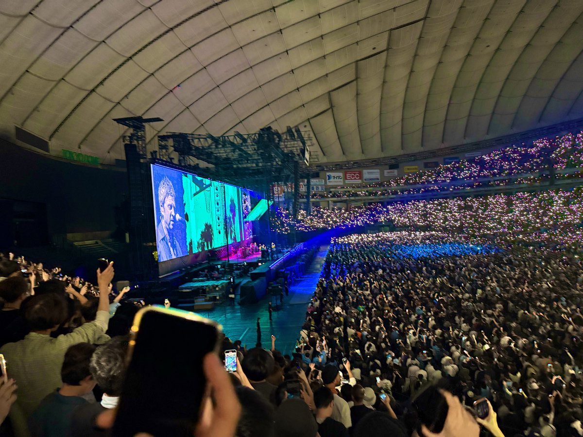 nobrock's tweet photo. 凄かったです。
思い出も込みになるかと思ったら、そんなこと全然なかった。

2人ともご機嫌だったし、歌声も凄かった。嬉しかった。
そして、とんでもない名曲たち。

会場の歌声の大きさに笑いと鳥肌が立って、それ聴く2人の満足そうな顔にまた嬉しくなった。

忘れない夜です。

 #oasislive25 https://t.co/41wwrRpRvq