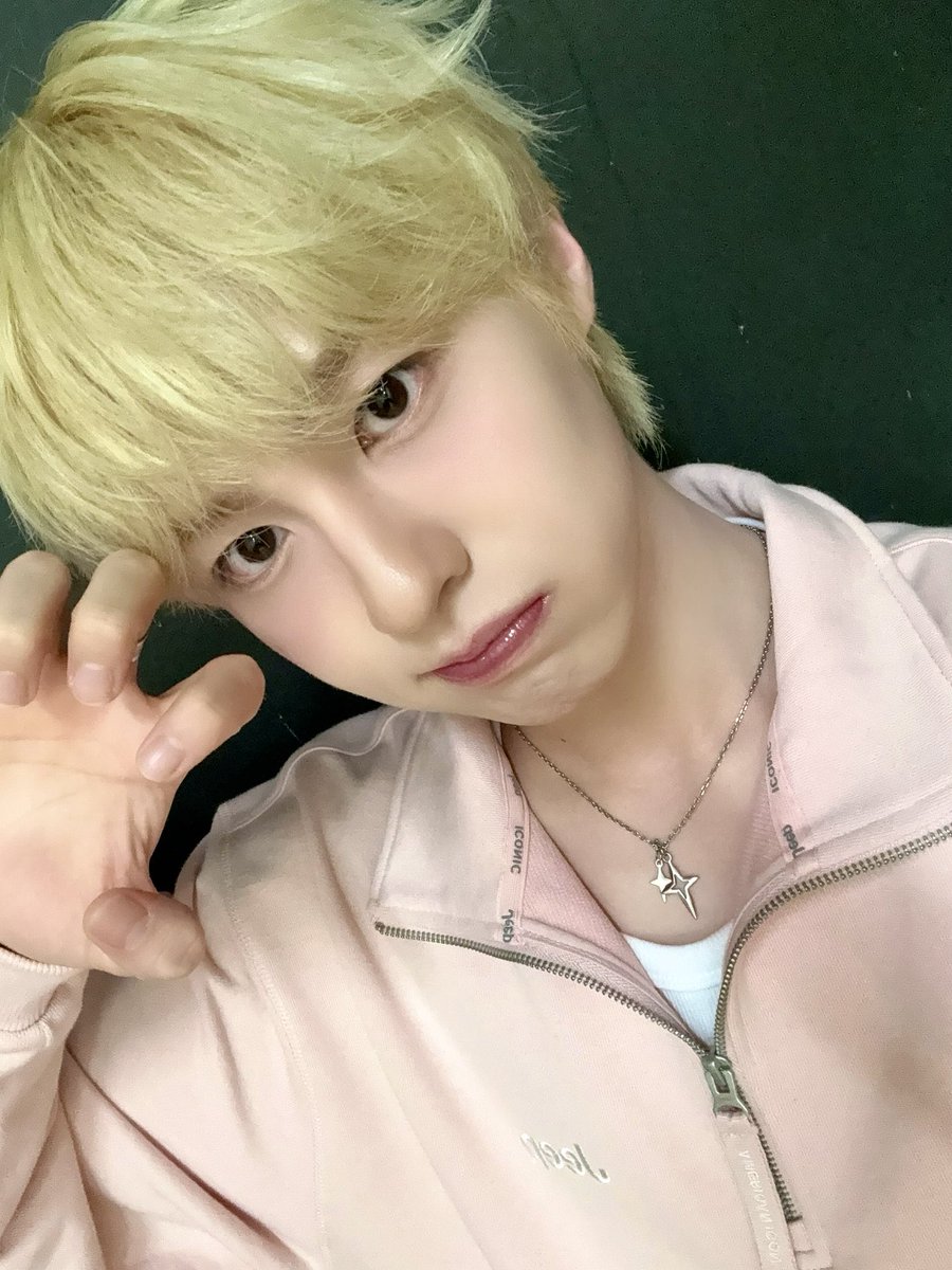 오늘권예준진짜귀엽다머리도뿌염해가지고깔끔한데자기퍼컬에맞게금발에덮머에뽀글에핑쿠핑쿠한블러셔에그에맞는져지까지너무아이돌같고붓기그냥싹빠져가지고진짜얼굴보고바로용서화해이해존중할거같아사랑에빠져버릴거같은얼굴이야사진에서너무피죤향기가나요..