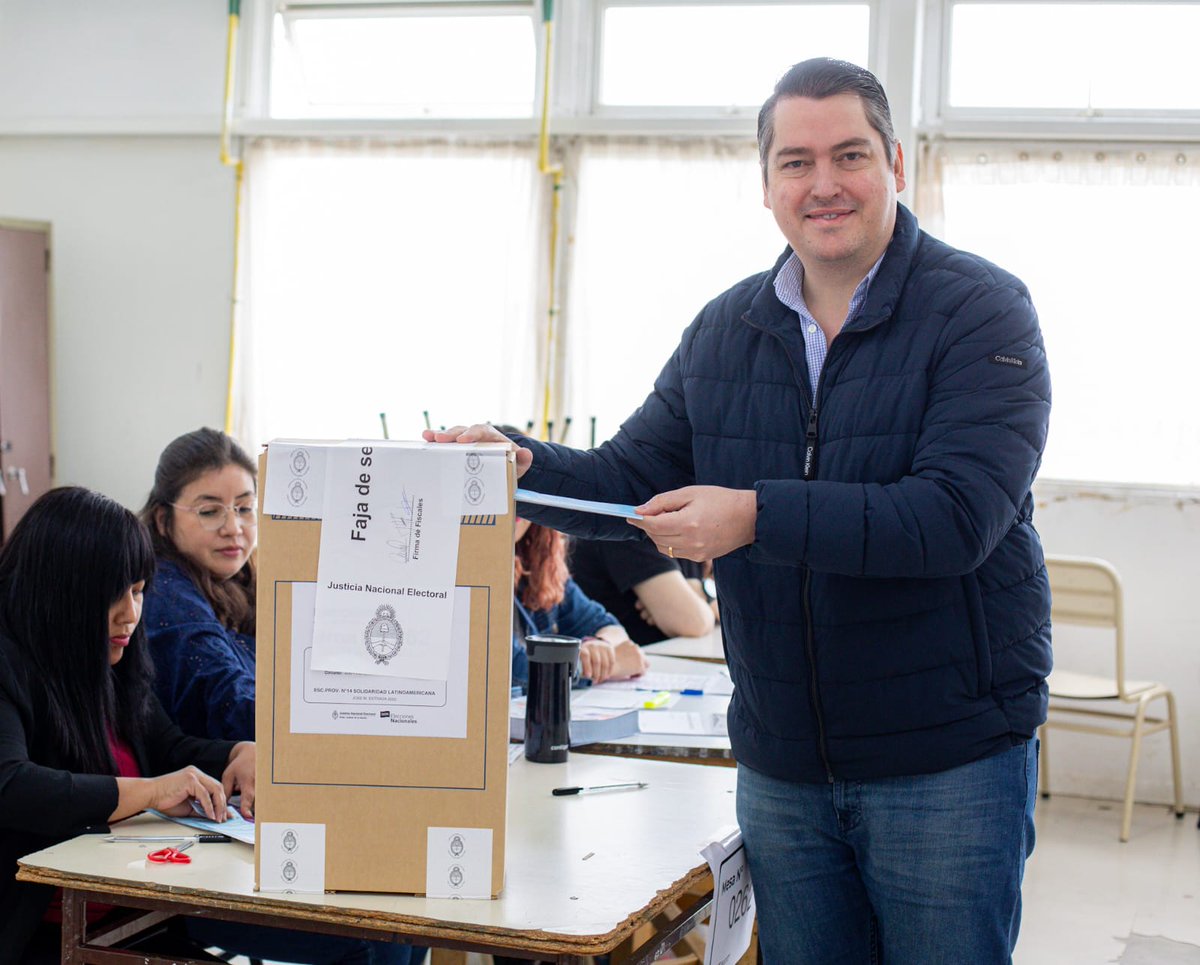 Acabo de votar.

Siempre voto por la misma opción.

Por Tierra del Fuego.

Mi compromiso con esta provincia es de toda la vida.

Sigamos adelante juntos para superar los desafíos,
y enfrentemos a quienes atacan a nuestro lugar en el mundo.

Sigamos votando por Tierra del Fuego.