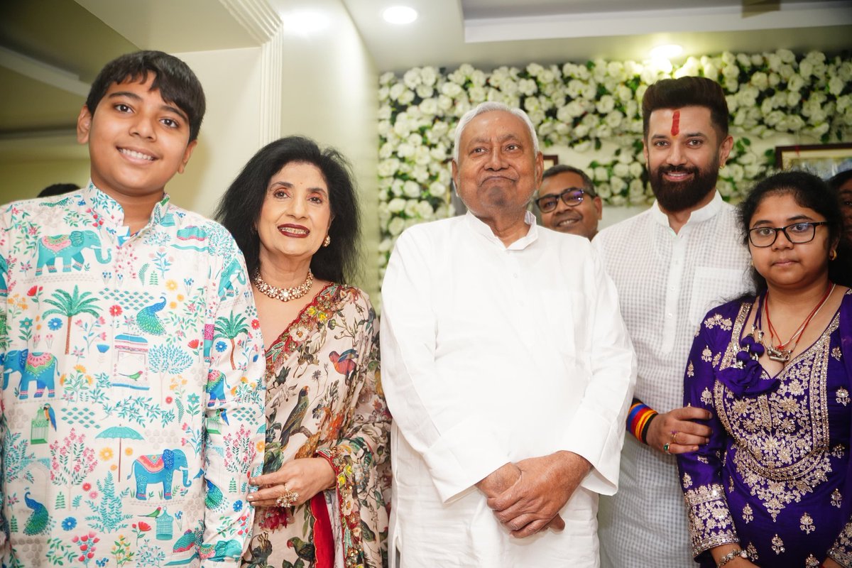 ANI's tweet image. Patna, Bihar: CM Nitish Kumar arrives at the residence of Union Minister & LJP- Ramvilas National President Chirag Paswan for Chhath Puja celebrations.
(Source: Chirag Paswan/X)
