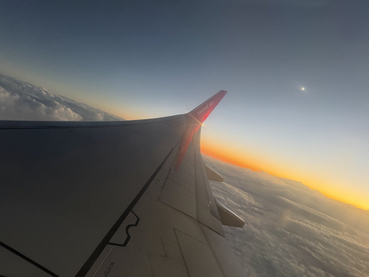 anmi_klj's tweet image. やっぱり帰りの✈️は窓側で🥰
夕焼けからの夜への移り変わりが
大好きなため🥰
21:45頃に帰宅してアンパッキングまで
一気に完了っ✅さぁ、明日からまた💪
#StayHappy #EASTERJET