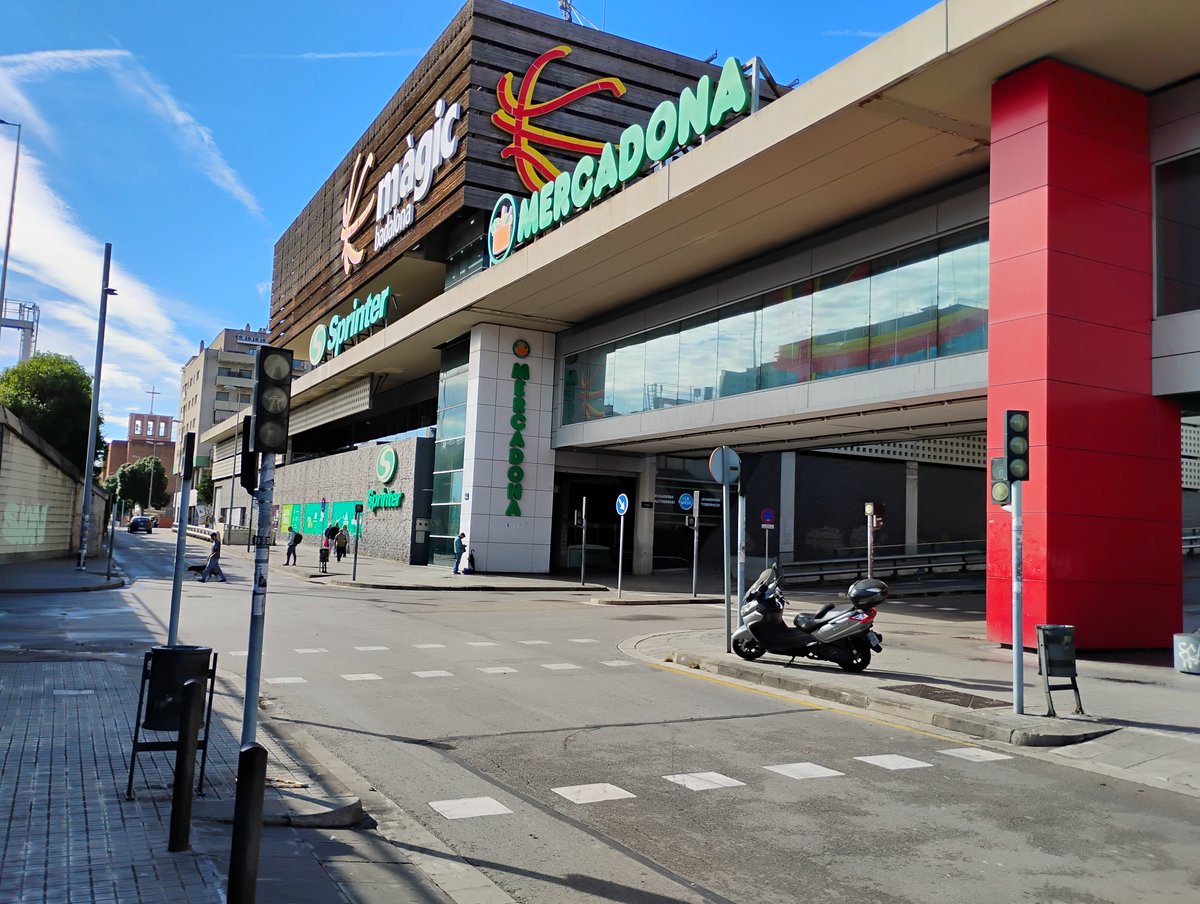 En aquest encreuament per molt poc no s'enclasten dos cotxes.

Voleu fer el favor d'arreglar els semàfors de #Badalona?

No us ho gasteu tot per festes i Nadal, feu el favor...