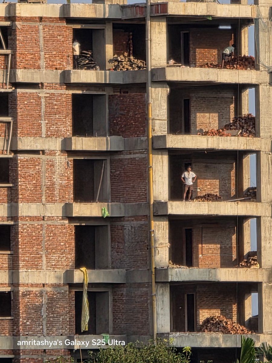 amritashya's tweet image. 1x and 30x zoom shots after the October update. What do you think, friends? 📸📱🤔 #ZoomShots #OctoberUpdate #Friends #Oneui8 #S25ultra