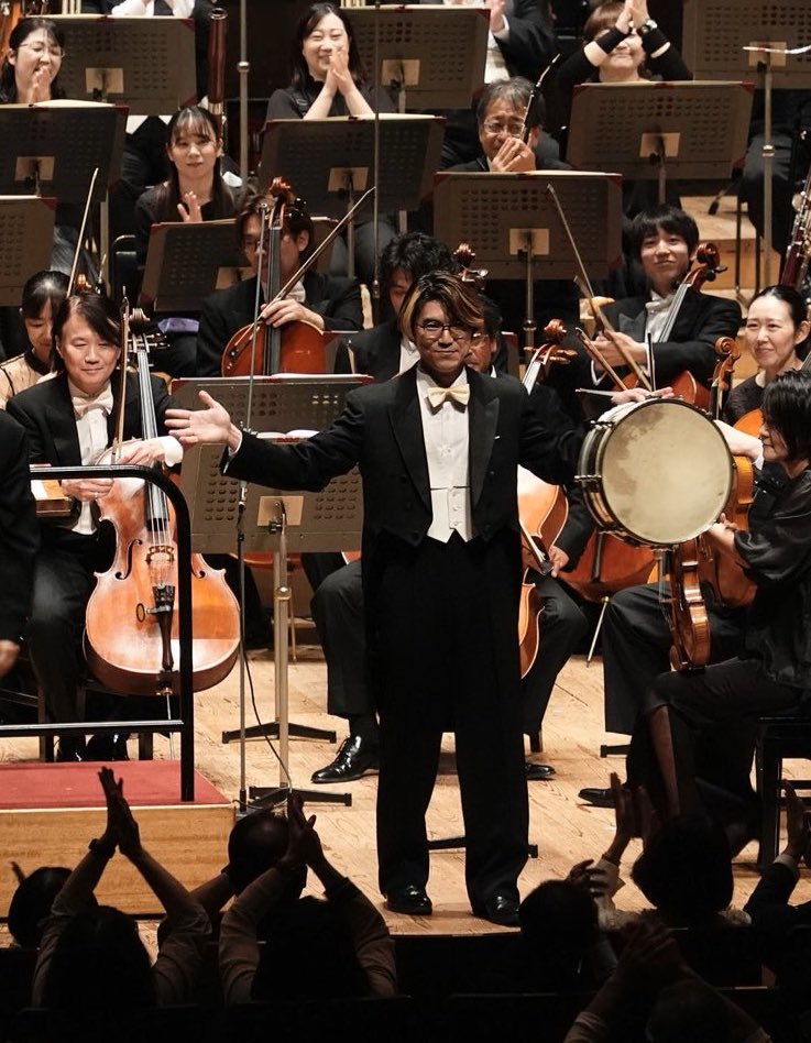 kota_snaredrum's tweet image. 僕は打楽器がやりたくて吹奏楽部に入った
ピアノ弾けない
ドレミ聴き取れない
勉強も出来ない
けど、小太鼓だけは大好きで思うように弾けた
あとは師匠に教わった通りに他の打楽器も弾いた
そしてここまで来た
ボレロがあったからこんな風にカーテンコールを受けられる
ラヴェルさんありがとう