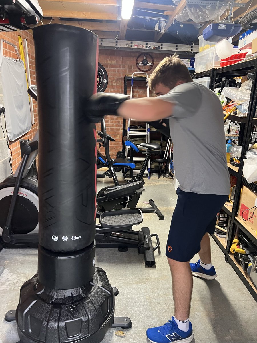 GorillaManFitn1's tweet image. Training with Ben this lunch time to finish the day off 💪🥊 #communityfitness #communityproject #homegymequipment #homegymsetup #cardioworkout #sparringworkout
