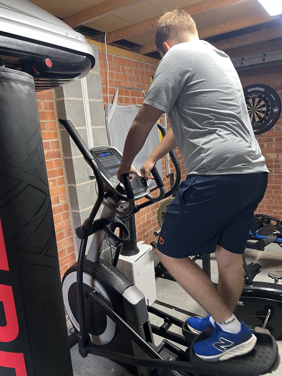 GorillaManFitn1's tweet image. Training with Ben this lunch time to finish the day off 💪🥊 #communityfitness #communityproject #homegymequipment #homegymsetup #cardioworkout #sparringworkout