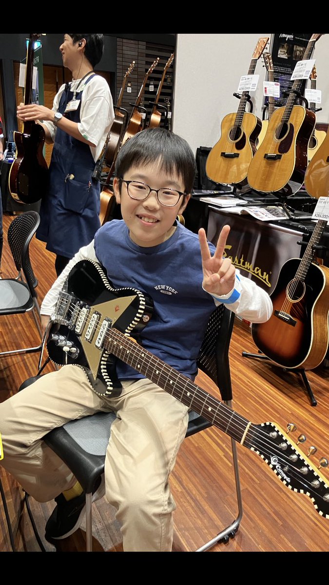 「音がめっちゃいい〜！」「富士山の頂上のような澄んだ清々しい音がします！」そんな素晴らしいお言葉を頂きました！ギター歴３年の彼はフラッグシップモデルV1をめっちゃカッコいい〜！と試奏をされAC/DCを弾いちゃうのだ！しかし「富士山の〜」とは嬉しい！#cgkguitar #福岡ギターショー2025