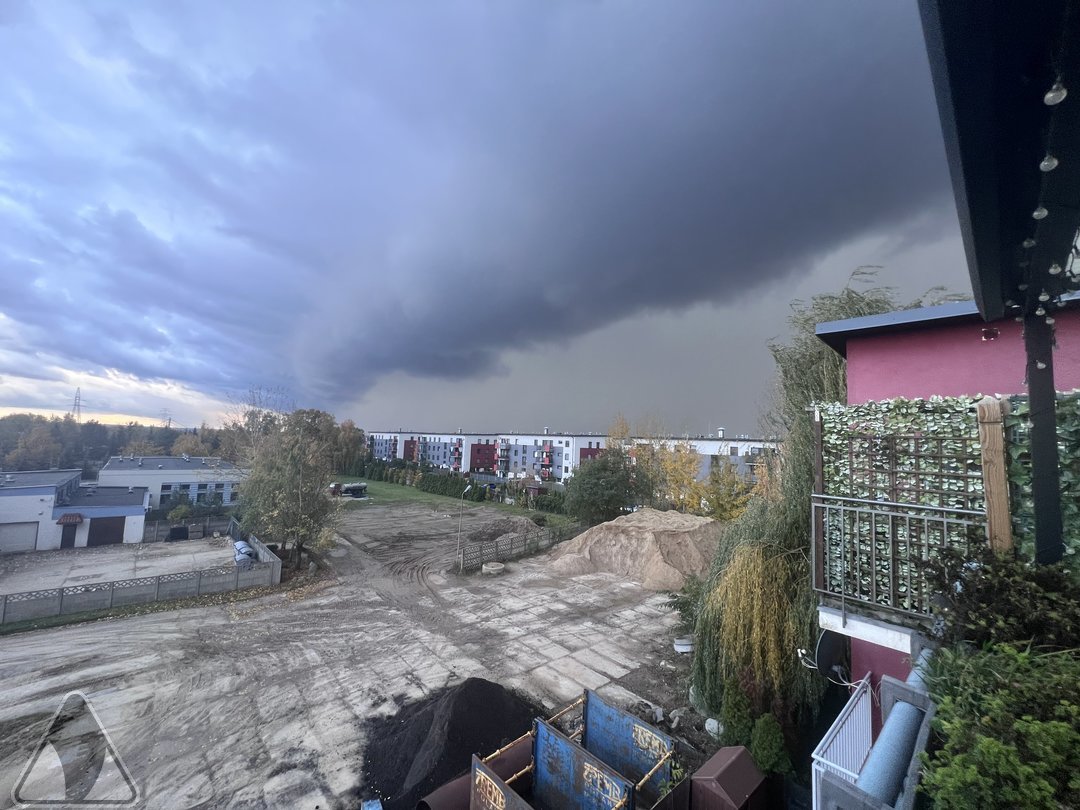 Płock kilka chwil temu ⚡⛈️. 
📷 Użytkownik Systemu Raportów, Klaudia
<a href="/IMGWmeteo/">IMGW-PIB METEO POLSKA</a> <a href="/MeteoprognozaPL/">meteoprognoza.pl🇵🇱</a> <a href="/meteo_expert/">Jarosław Turała</a>
#obserwatorzyburz #burza #pogoda #deszcz #polska  #burze