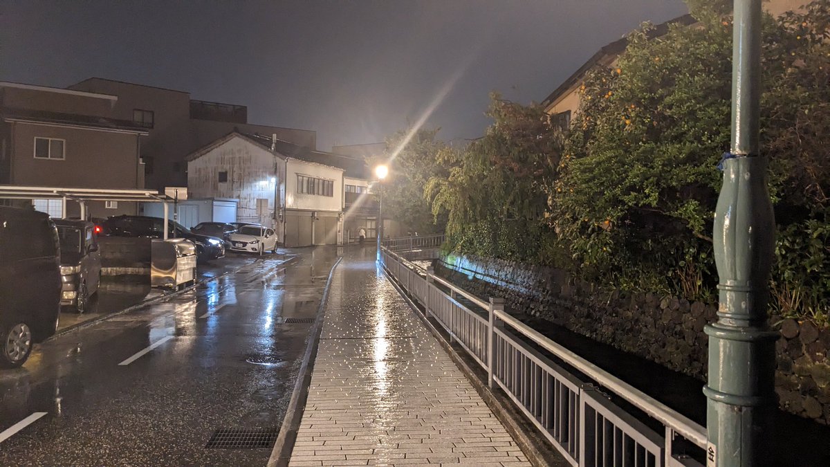 ddrkoji's tweet image. やたらサウナイキタイのレビューが多かった松の湯に入って30分ほど雨の中を散歩してフィニッシュ
風呂もサウナも1種類のストロングスタイルだけどしっかり暑くて恵みの湯っぽいハーブの香りとちょうどいい気温の外気浴で満足