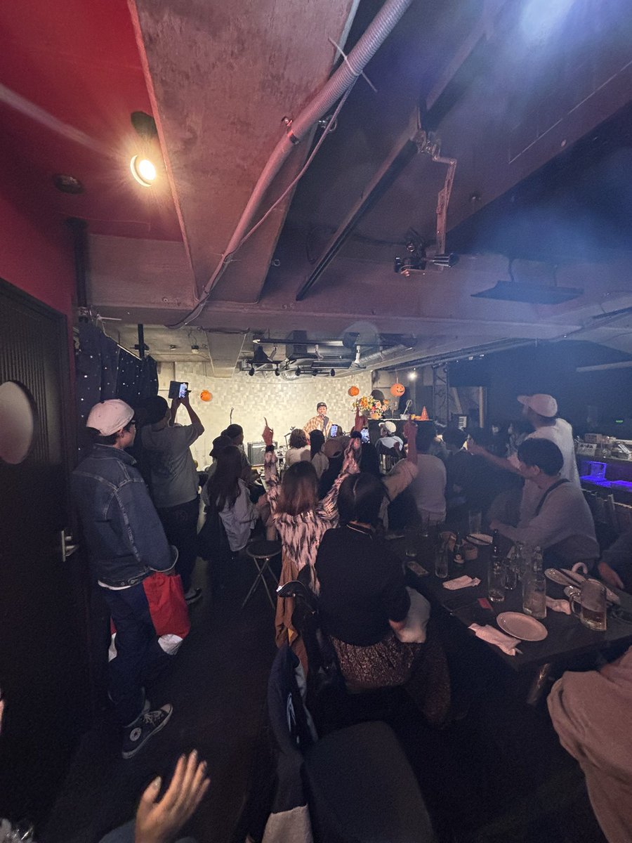 丸の内でのライブを終え、TAKU INSISTのソロライブが行われてる江戸川区瑞江へ移動。TAKUちゃんにしか出来ない、HipHopの新しい裾野を広げる丁寧なライブと、満員のお客さんのバイブスにニッコリした夜でした。