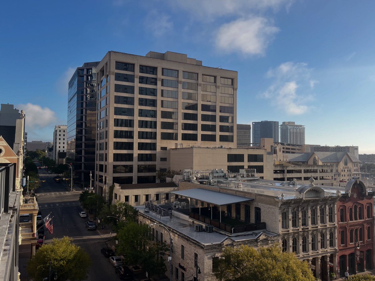 Last day at the 2025 Austin Film Festival. Met up with a half dozen old friends, hung out with Andrew Kevin Walker, Brian Helgeland, and Shane Black, and picked up some killer swag, including a pencil box set from my friends at @blackwing — My brain is melted.