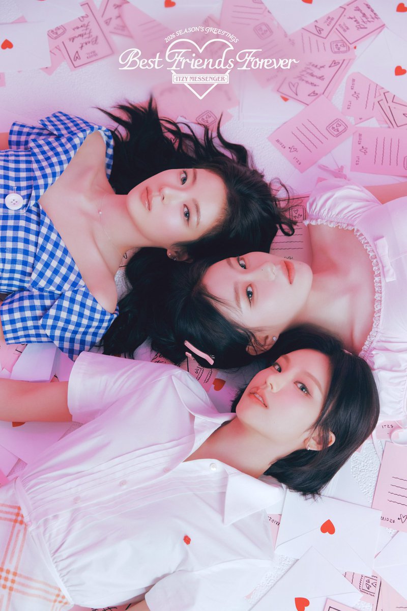 yejiwangh's tweet image. ITZY 2026 SEASON’S GREETINGS
[ Best Friends Forever — ITZY Messenger 💌 ] Wrapped in pink letters and soft light, we rest cheek-to-cheek like a clover of trust. Eyes and hearts open among unwritten confessions and sealed promises. ♡
