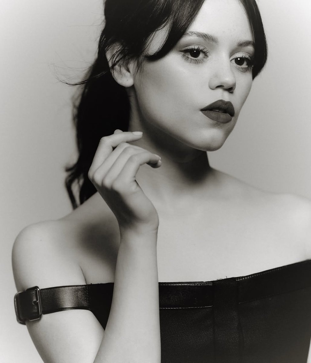 ortegaeyes's tweet photo. 2/2 Her face card, the jawline 😭!

More bts pictures of Jenna Ortega for Dior Rouge Collection!
📸: Valentin Lecron https://t.co/ctdgk9o2rF