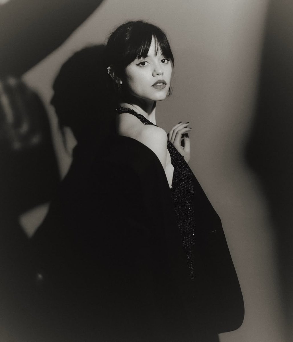 ortegaeyes's tweet photo. 2/2 Her face card, the jawline 😭!

More bts pictures of Jenna Ortega for Dior Rouge Collection!
📸: Valentin Lecron https://t.co/ctdgk9o2rF