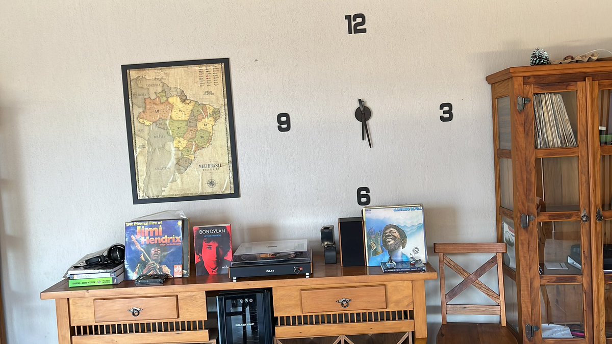 Essa semana mudo de casa, vou sentir falta desse cantinho (fundo das minhas reuniões)