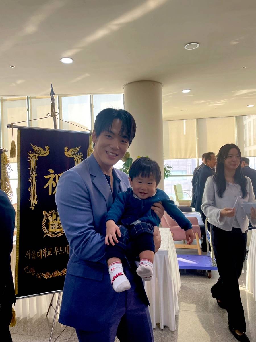 คิมจองฮยอน ถ่ายรูปกับเด็กน้อย ในงานแต่งงานแห่งหนึ่ง🧡🫶
เครดิต นาเวอร์บล็อก🙏