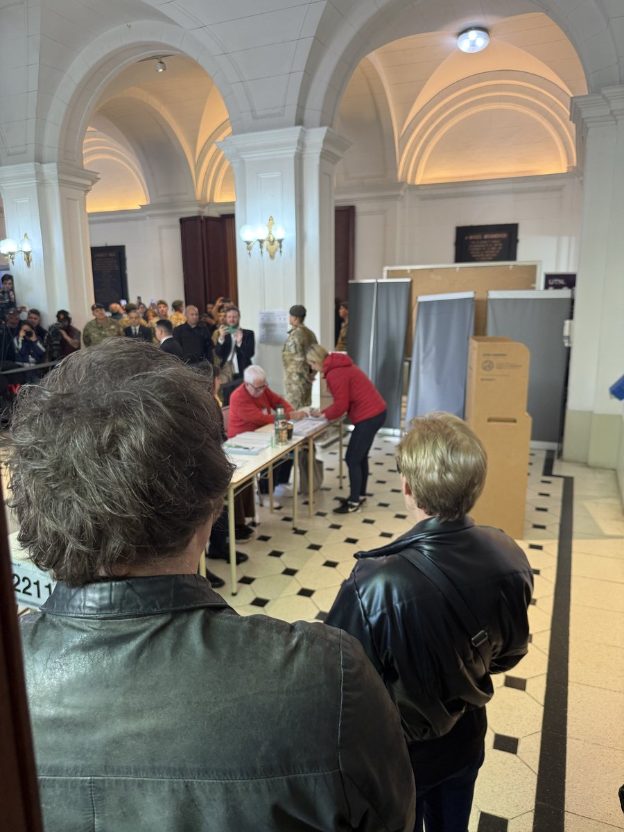 inakiigutierrez's tweet image. El presidente Milei haciendo la fila como cualquier ciudadano mientras otros no pueden votar porque estan presos.