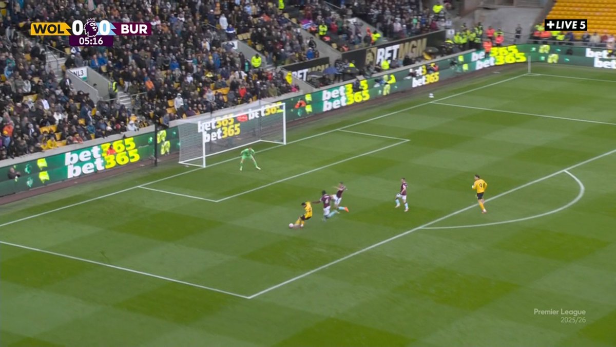 On profite d'une contre-attaque, mais la frappe de Rodrigo Gomes est trop faible #WOLBUR