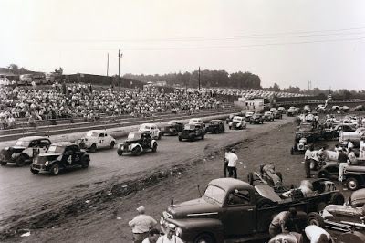 Tak to wyglądało kiedyś w Martinsville. Wyścigi odbywają się tam od 1949 roku, a więc od samego początku NASCAR. W ’49 zwyciężył Red Byron, który prowadził przez 97 z 200 okrążeń, a kilka miesięcy później został mistrzem serii. #NASCARwizja
