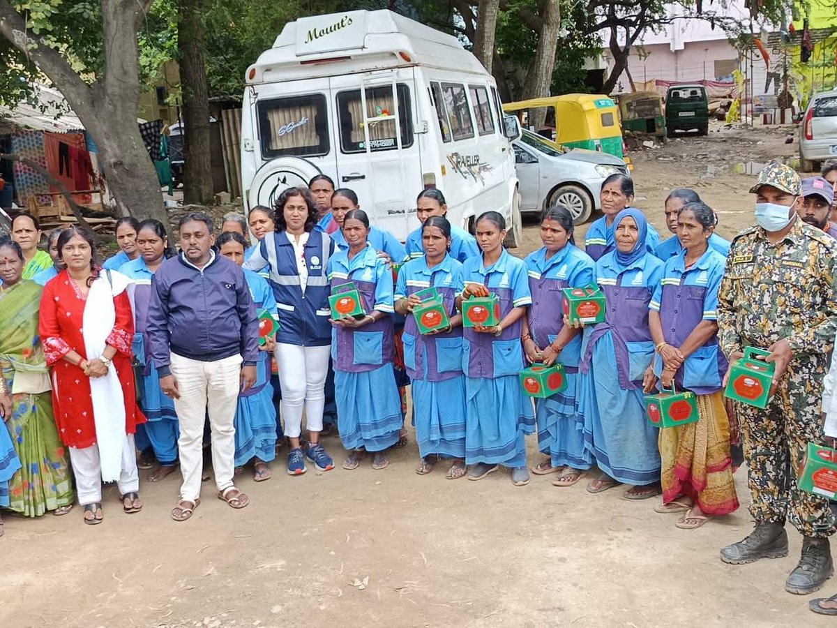 pushpa_NAMO's tweet photo. On the occasion of Deepavali, distributed sweets to Our Poura karmika's at Ramaswamy palya ward-62.
Thanks for giving me this auspicious opportunity Madam @kiranshaw  @BPACofficial, @BCLIPAlumni https://t.co/oPoiMguwCw