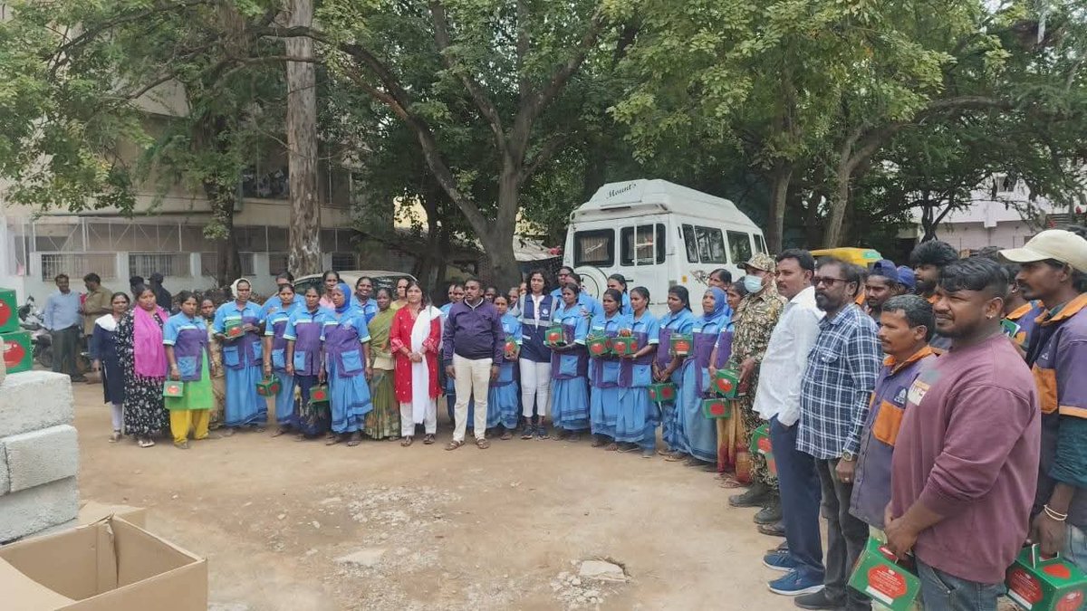 pushpa_NAMO's tweet photo. On the occasion of Deepavali, distributed sweets to Our Poura karmika's at Ramaswamy palya ward-62.
Thanks for giving me this auspicious opportunity Madam @kiranshaw  @BPACofficial, @BCLIPAlumni https://t.co/oPoiMguwCw