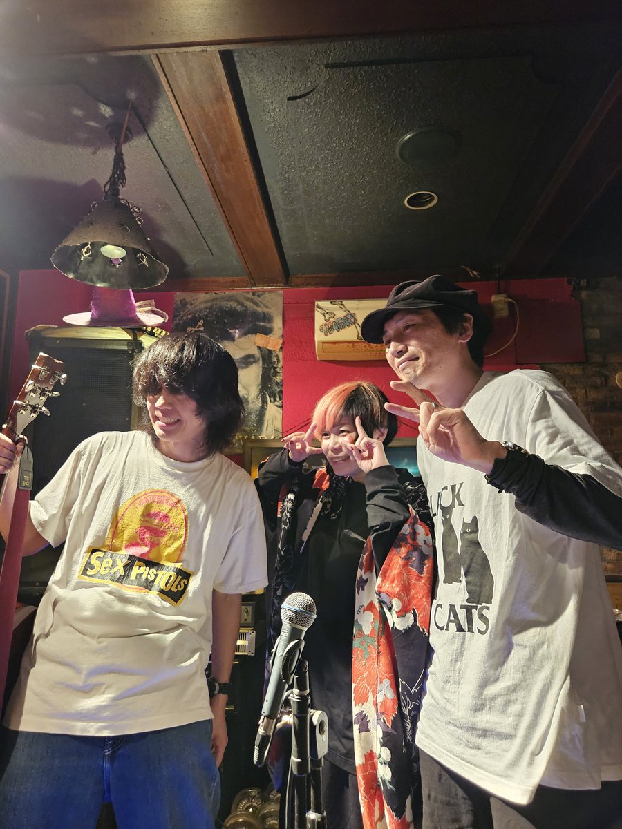 EnchanHiroyuki's tweet photo. 私もブルーハーツ、ハイロウズが好きです!🎸✨♡
野球の様子が気になるご様子の #iso41 さん⚾️😁
ありがとうございました🥰
#iso41 #来魅ん #荒川沖ジミヘン https://t.co/9R2ArLAxF7