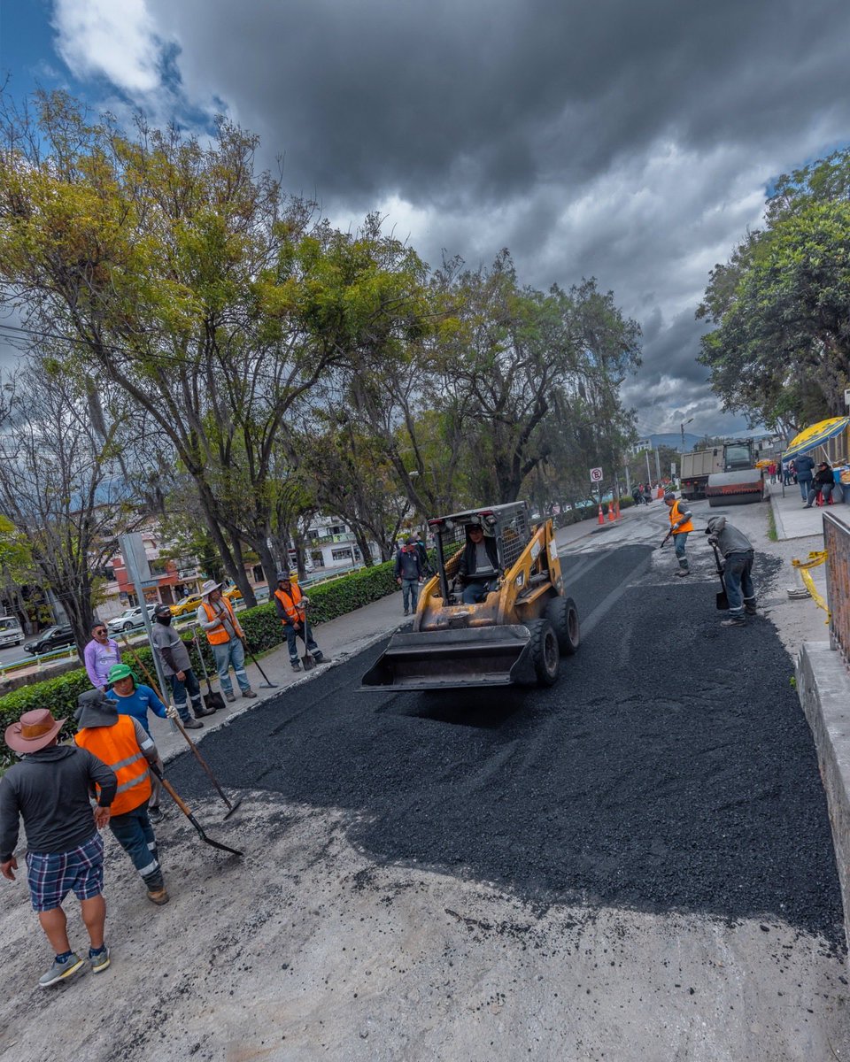 🚧 Loja se transforma paso a paso.
Realizamos trabajos de bacheo en la calle San Juan de Dios, mejorando la movilidad y seguridad vial. 🚗
Seguimos avanzando, porque cada acción cuenta. 🛣️

#MunicipioDeLoja #TrabajoEnMarchaPorLoja